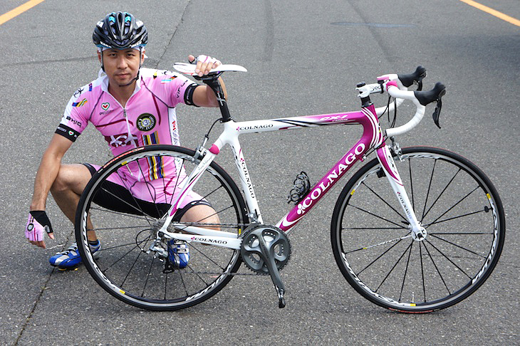 「10耐はお祭りのようなものですね。」という斧田さん。長身と派手なジャージ&バイクがすごく決まっている!