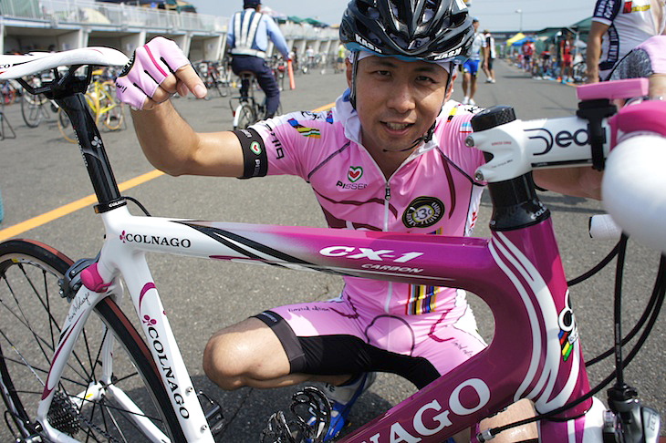 お気に入りのパープルのCX-1を前にポーズ。熱い走りに期待しています!
