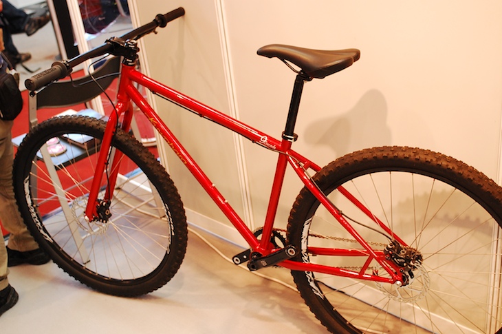 クワハラの9ディケード。クロモリチュービングのスタンダードなシングルスピード29er
