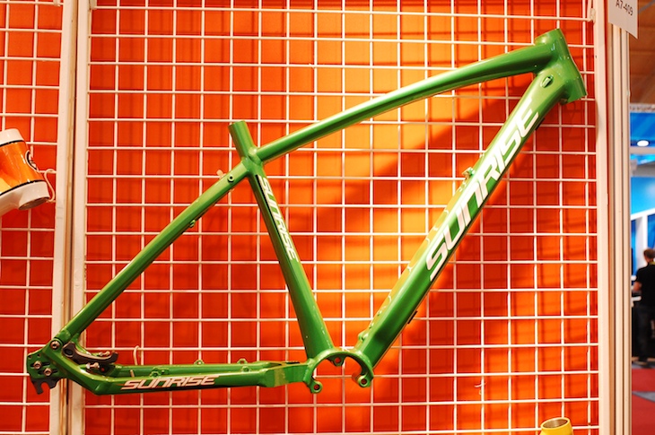 この見慣れないマウンテンバイクのフレームに、みなれないBB周辺の形。むむむ、電気アシスト搭載予定のフレーム?