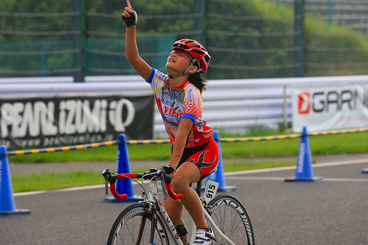 この天を仰ぐ勝利のポーズが意味するものは?