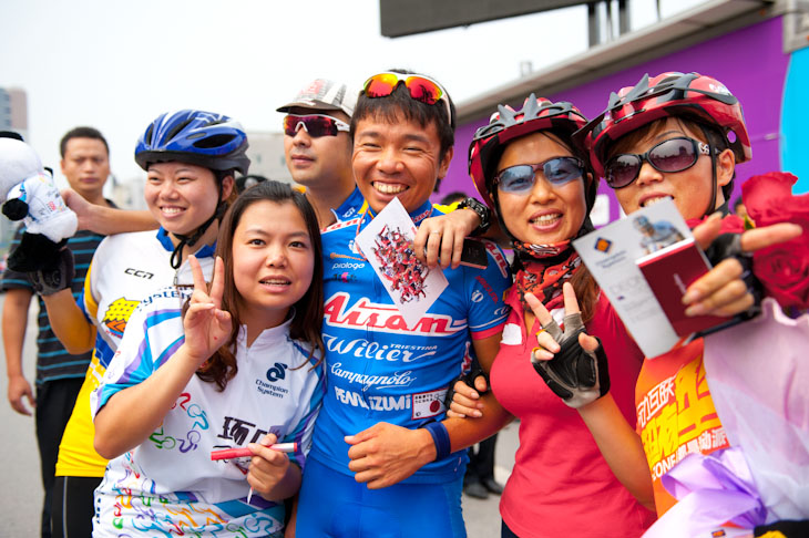 地元の自転車ファンに囲まれた西谷泰治(愛三工業レーシングチーム)