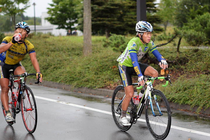 2011年大会個人総合5位6位の鹿屋体育大学勢(右・黒枝、左・山本)