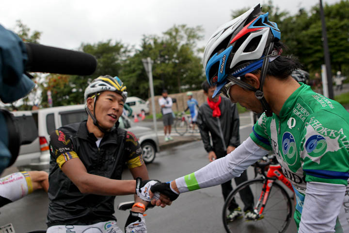 西薗良太(シマノレーシング)がステージ優勝の佐野淳哉(ダンジェロ&アンティヌッチィ・株式会社NIPPO)を祝福