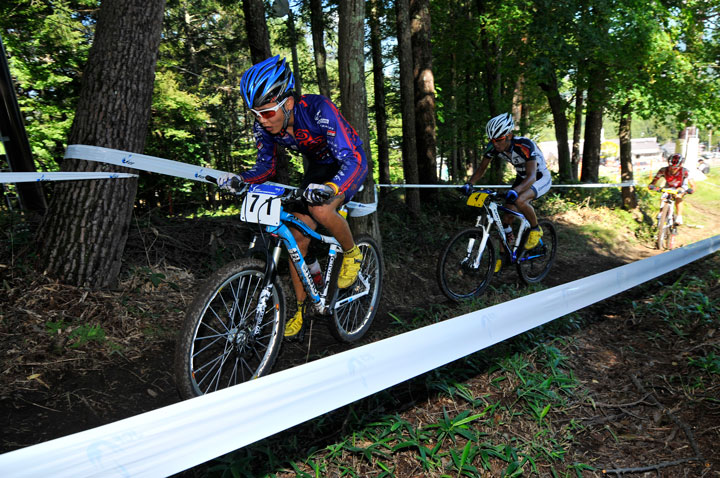 レースは沢田時(HARO/ENDLESS/ProRide)・斉藤亮(TEAM CORRATEC)・小野寺健(TEAM SPECIALIZED)のパックで争う