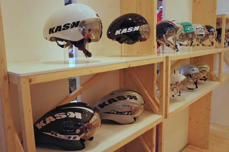 カスクは木工製の展示台を採用。ナチュラルな木製台がヘルメットを引き立たせる