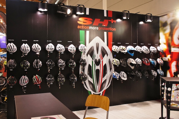 イタリアのSH+は壁一面にラインナップをドーンと展示。インパクト大!