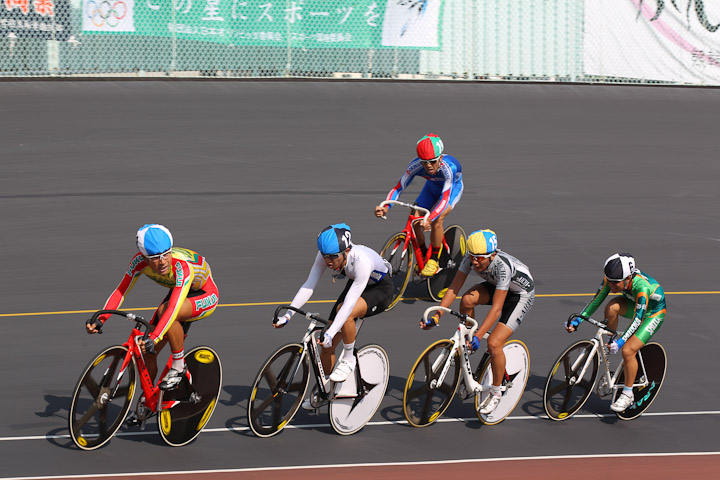 成年ポイントレース決勝 終盤、先頭は優勝の井上和郎(福井、チームブリヂストン・アンカー)