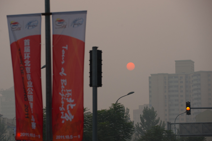 スモッグの中に浮かんだ夕陽