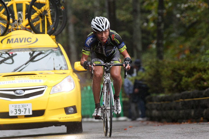 5周目に入る、逃げる榊原健一(Team Eurasia-Fondriest Bikes)