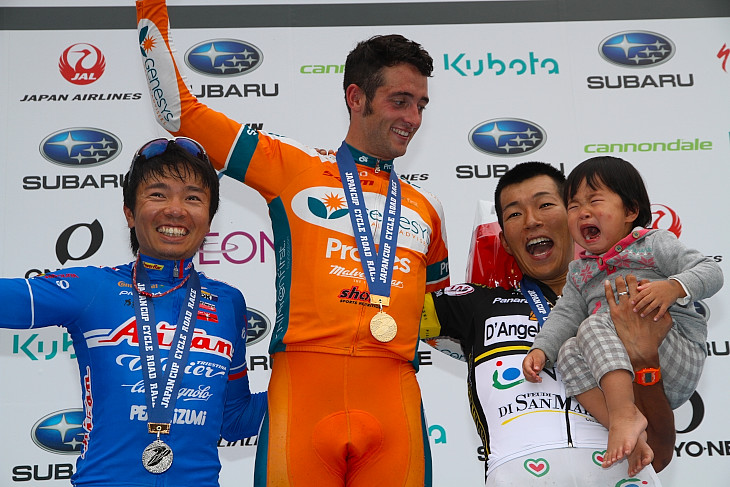 子供と一緒に表彰台に上った佐野淳哉(ダンジェロ&アンティヌッチィ・NIPPO)。でも歓声に驚いた子供が泣き出した