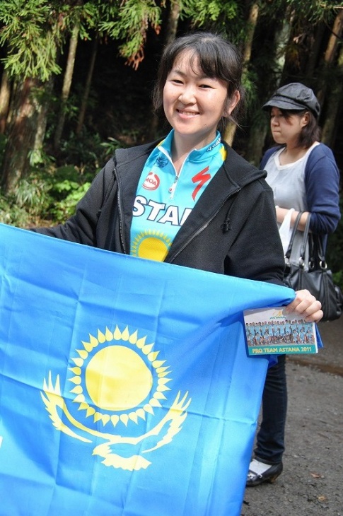 アスタナジャージにカザフスタン国旗。もしやあなたはカザフから? いえ、日本人です