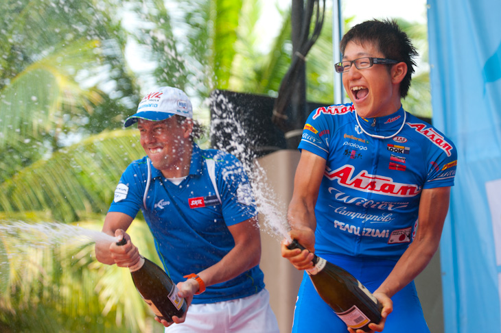 ステージ優勝を挙げ、シャンパンを飛ばす中島康晴(愛三工業レーシングチーム