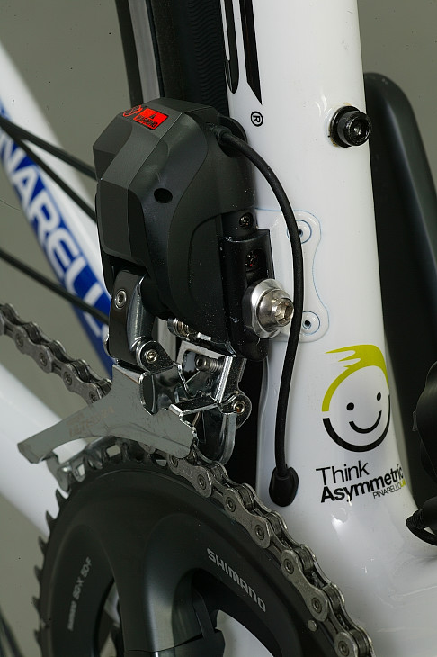 FD-6770 アルテグラDi2 フロントディレイラー。デュラエースよりもやや大振り。167g