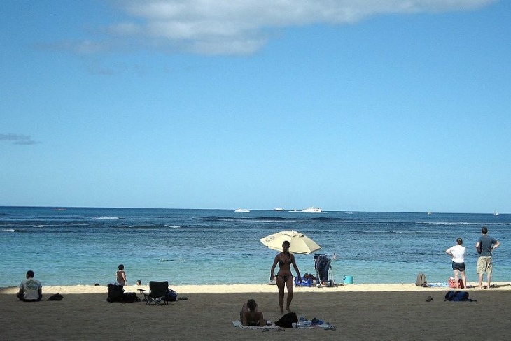 Kaimana Beach Hotel 一階 Hau Tree Lanai からのオーシャンビュー
