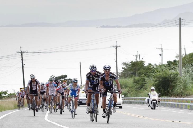 台湾の厳しい道路を行く 3番手にシマノレーシングの選手が