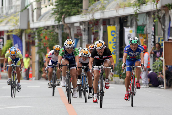 市民210km ゴール 2位集団ゴール