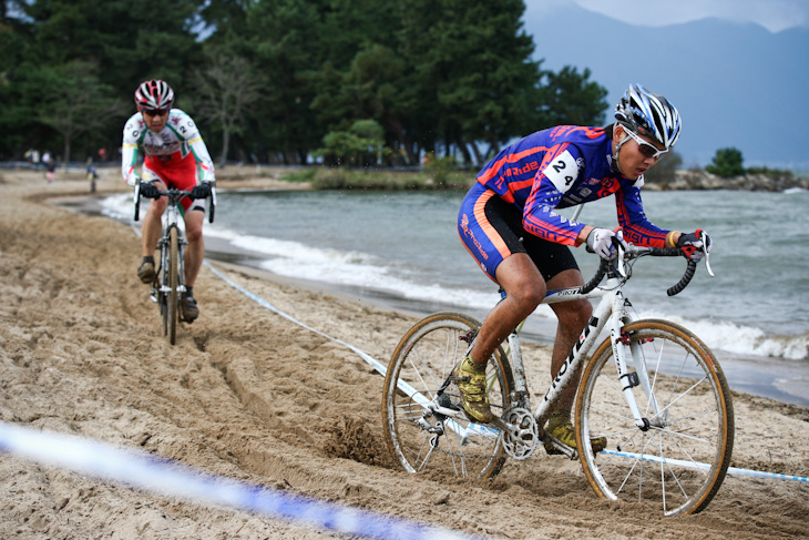 C1 3番手で競り合う沢田時(ENDLESS/ProRide)と小坂正則(スワコレーシングチーム)