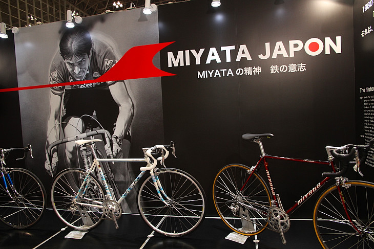 日本のクラフトマンシップを訴求するMIYATAのディスプレイ