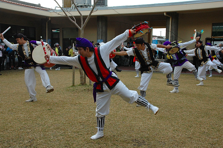 走り終えた体を癒すべく地域のエイサー団体が踊りを披露♪ヒヤサ~サ~♪