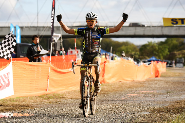 C1 圧勝した竹之内悠(Team Eurasia-Fondriest bikes)がゴール