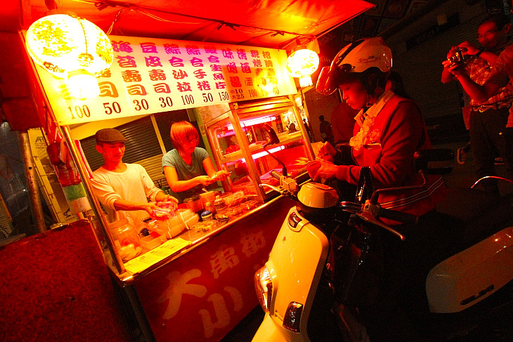 台湾の夜の屋台めぐりはほんとうに楽しい。これは珍しい?寿司屋