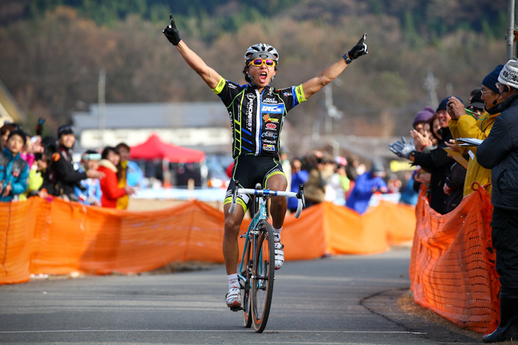 エリート男子 先頭でゴールに飛び込む竹之内悠(Team Eurasia-Fondriest bikes)