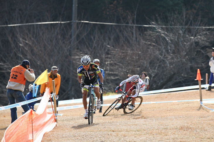 エリート男子 先行する竹之内悠(Team Eurasia-Fondriest bikes)の後ろで辻浦圭一(チームブリヂストン・アンカー)がミス
