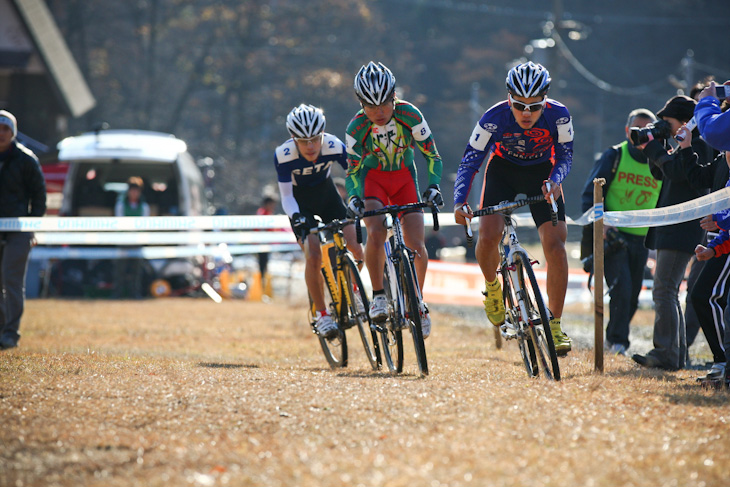 ジュニア 先頭パックを形成する沢田時(ENDLESS/ProRide)、横山航太(快レーシング)、中井路雅(瀬田工業高校自転車競技部)