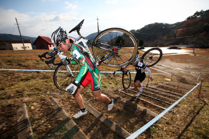 ジュニア 階段を駆け上がる横山航太(快レーシング)と中井路雅(瀬田工業高校自転車競技部)