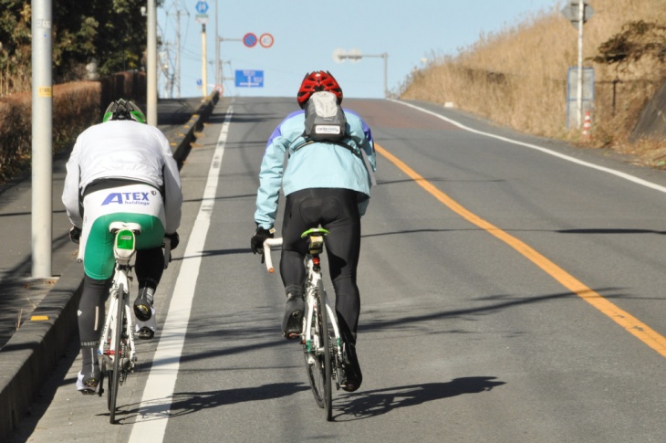やっと3番目の峠頂上が見えてきた。