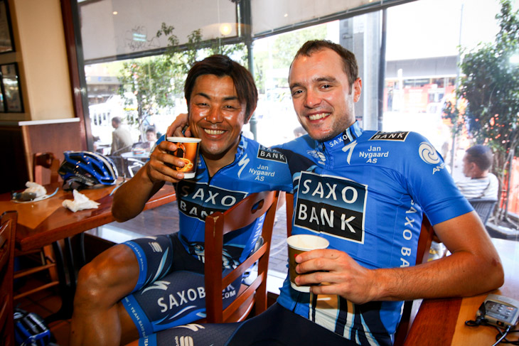 カフェでスタートを待つ宮澤崇史とアナス・ルンド(デンマーク、チームサクソバンク)