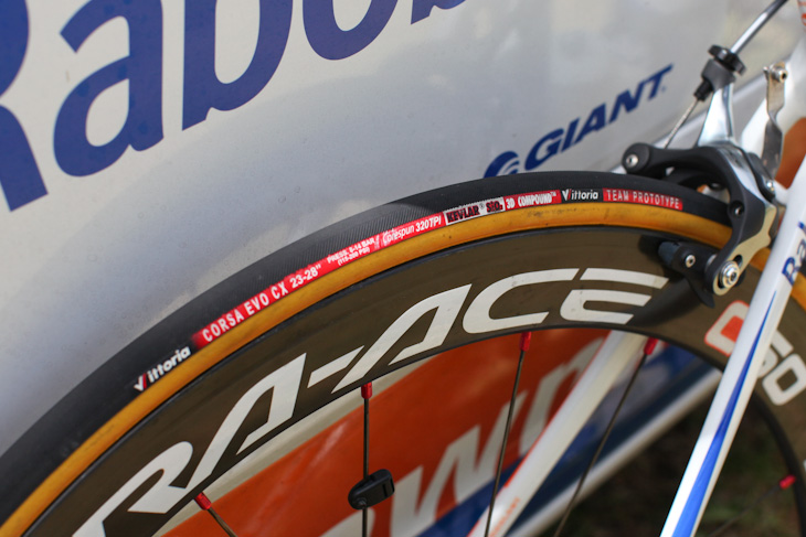ラボバンク ジャイアント・TCR ADVANCED SL タイヤは320TPIのケーシングを使用したヴィットリアCORSA EVO CXのチームプロトタイプ