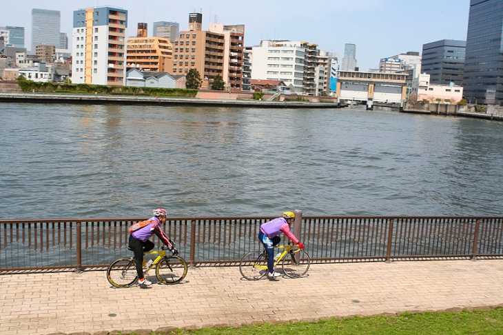 解放感のある運河沿いのサイクリングロード