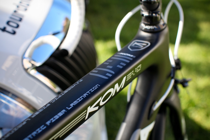 アージェードゥーゼル クオータ・KOM EVO 四角い断面形状をもつトップチューブ