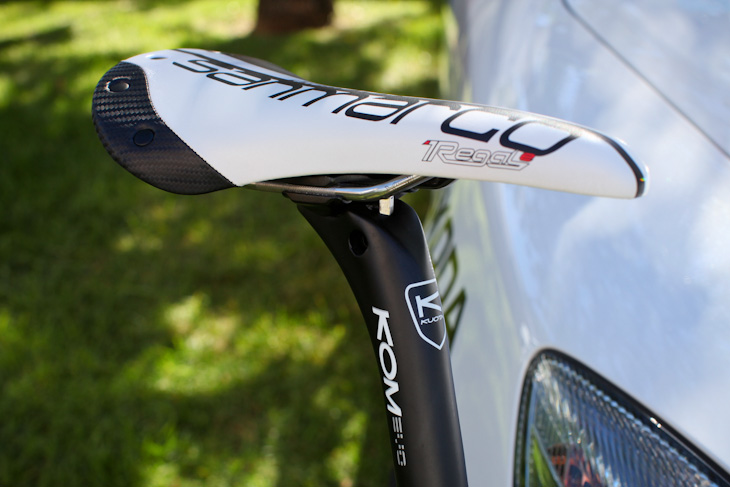アージェードゥーゼル クオータ・KOM EVO サドルはサンマルコ製