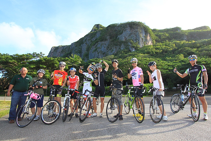 日本人と韓国人参加者たち。バンザイクリフを背に