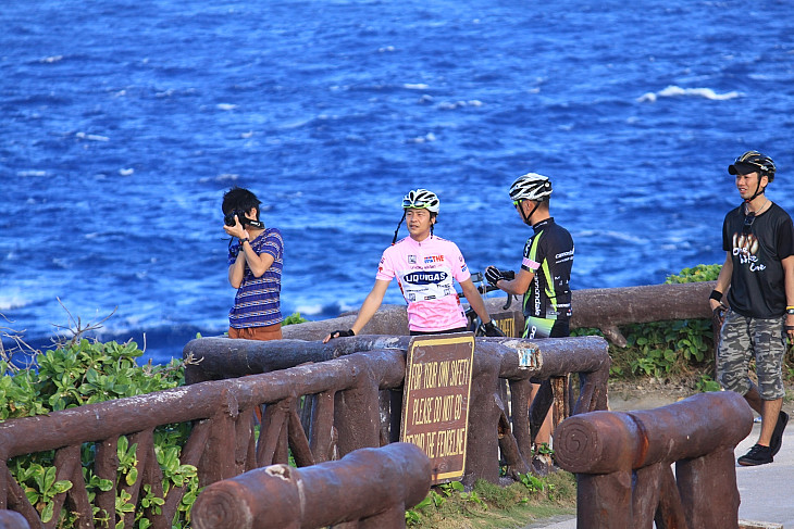 青い海に向かい、物思う