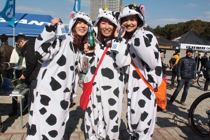 3頭のウシさんも応援に登場 大いに盛り上げに買っていた