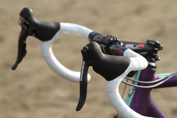 メインバイクのブレーキレバーはシマノとスラムのミックス フロントメカは抜かれている