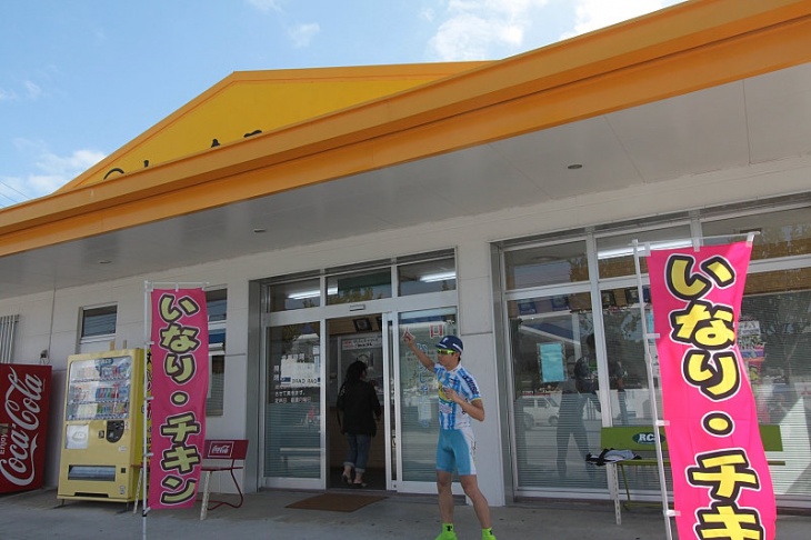 丸一食品の工場兼販売店 チキンの香ばしい匂いが漂っていて、もう!