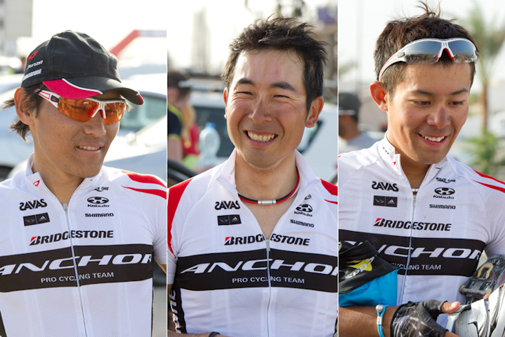 仕事を終え充実した表情を見せる選手。清水選手、井上選手、吉田選手(左から)