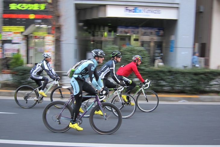 こんな感じで街中を疾走。みんなはレースを走ったシクロクロスバイク、カズは29erでの参加であった
