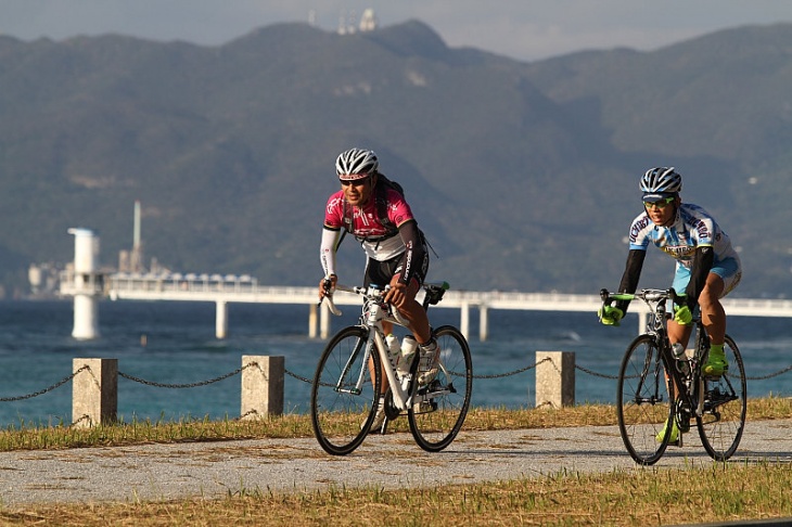 青い海を横目に見ながらのサイクリングは最高!