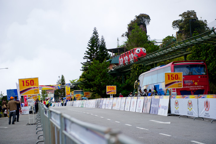 イモムシ風コースターがコース横を走る