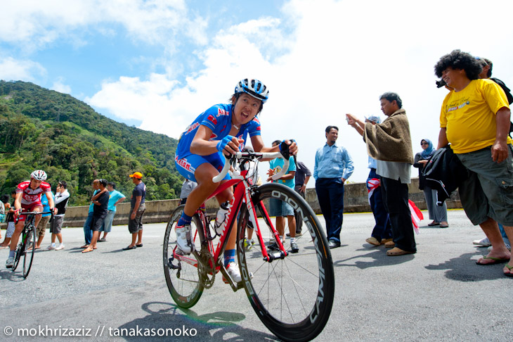 登坂区間を走る伊藤雅和(愛三工業レーシング)