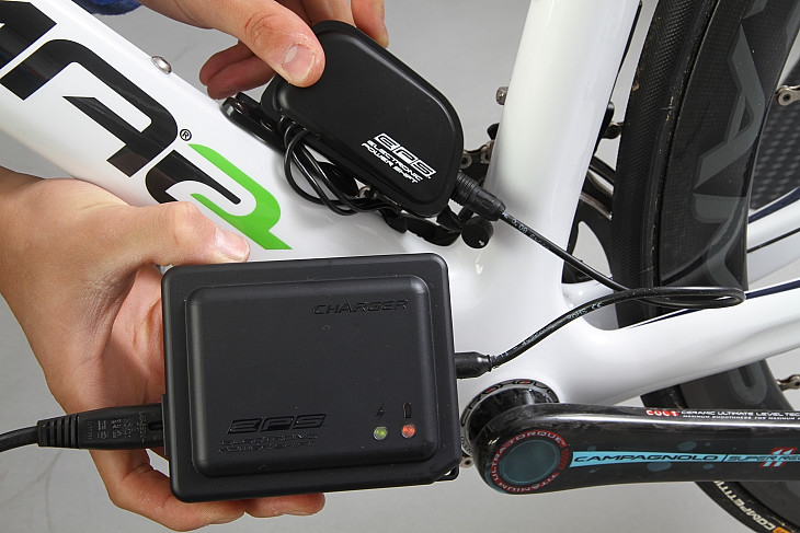 バッテリー充電器 シガーライターソケットも用意される