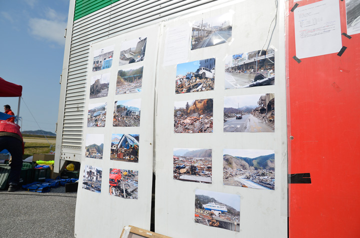関西クロス選手で消防士の小川さんが撮った被災地での写真が展示された