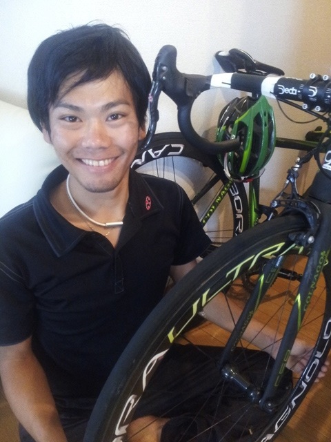 全日本選手権ロードに向けてマシンの準備中の新城幸也(ユーロップカー)