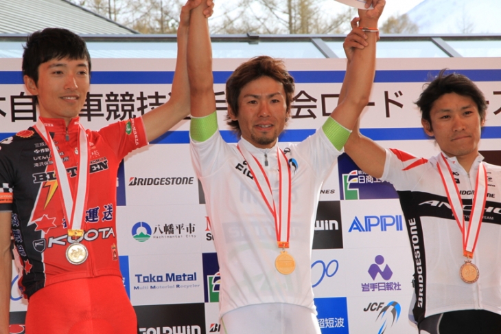 優勝した土井雪広(アルゴス・シマノ)、2位増田成幸(宇都宮ブリッツェン)、3位清水都貴(ブリヂストンアンカー)